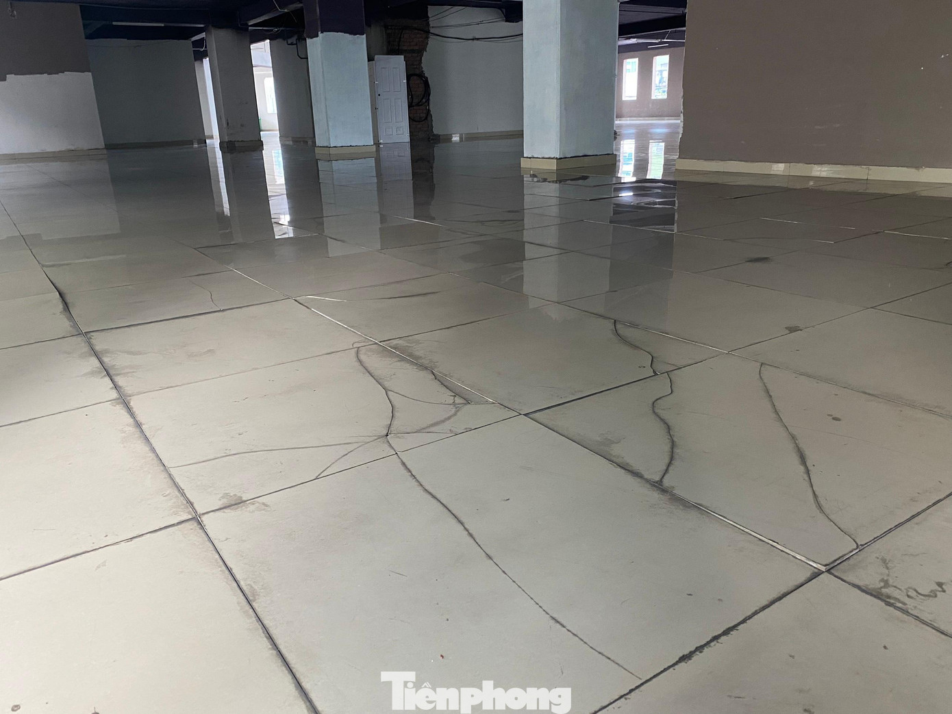 Chung cư chưa bàn giao nhưng nhìn giống như đã xuống cấp.