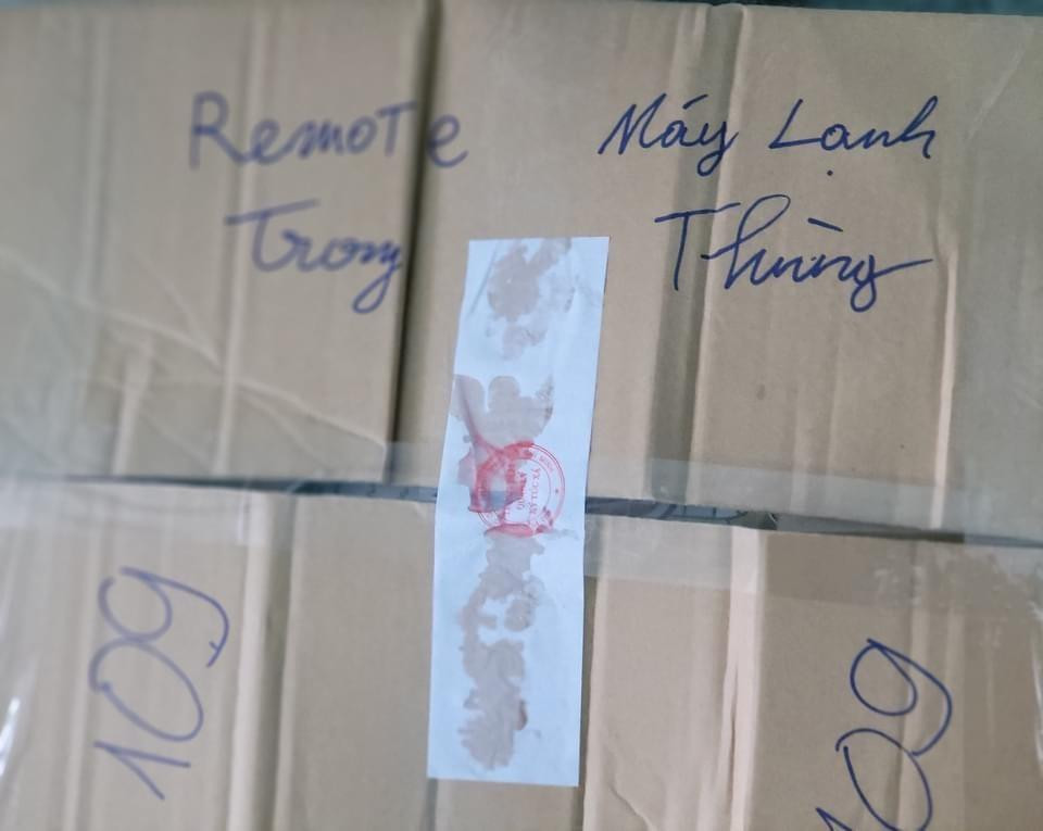 Đồ đạc của sinh viên được niêm phong...