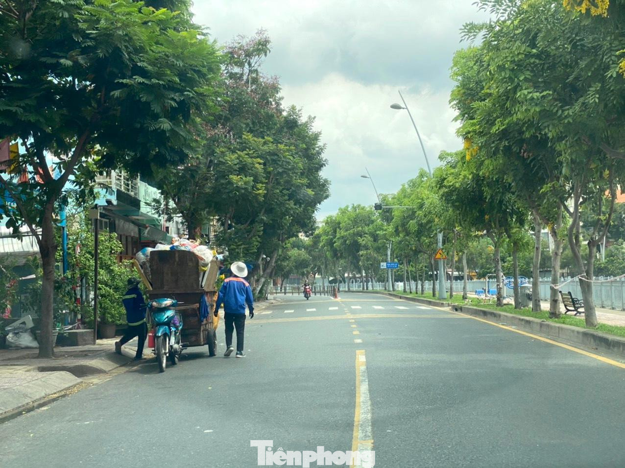 Trên đường phố Sài Gòn có rất ít người tham gia giao thông. Trên đường phố Sài Gòn có rất ít người tham gia giao thông.