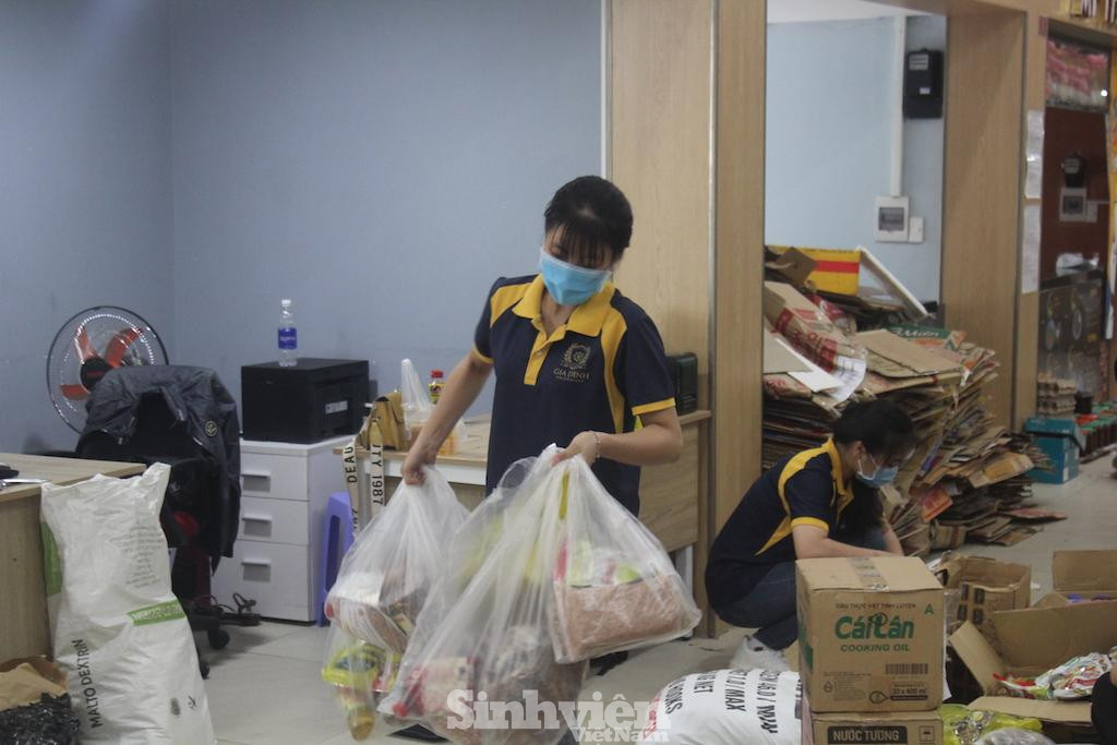 Trung tâm Trải nghiệm việc làm sinh viên trường ĐH Gia Định cũng đã gửi 100 phần quà cho sinh viên GDU.