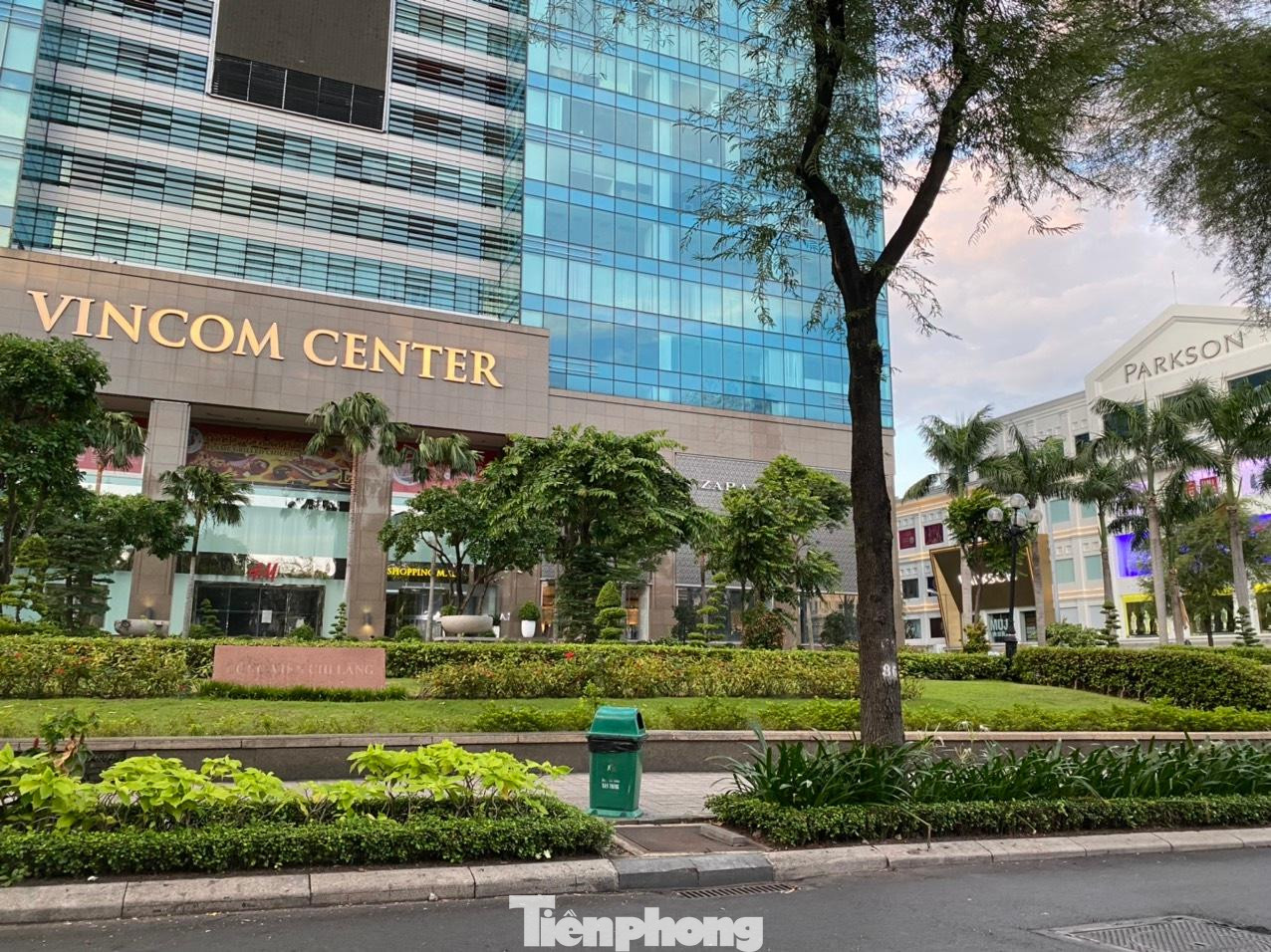 1 trung tâm thương mại cũng vắng vẻ.