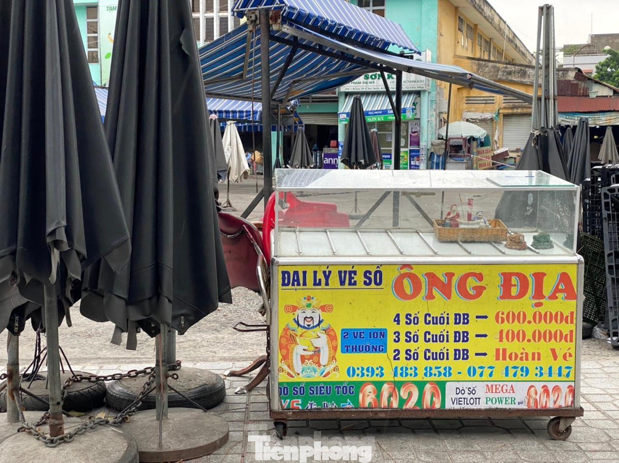 Bên cạnh đó, lực lượng chức năng đã phong tỏa mở rộng khu vực chợ Sơn Kỳ gồm 250 hộ và gần 1.000 nhân khẩu. Tổ chức phun khử khuẩn khu chợ Sơn Kỳ.