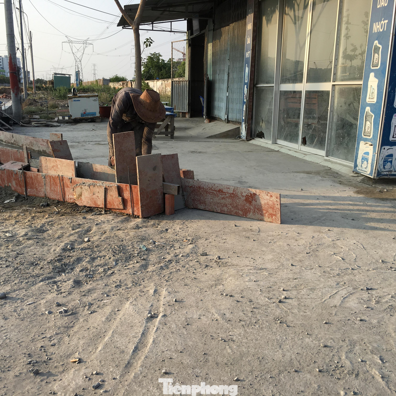 Theo Sở Kế hoạch Đầu tư, Khu đô thị Cảng Phú Định có mục tiêu kinh doanh bất động sản có quy mô diện tích khu đất, mặt nước, mặt bằng dự kiến sử dụng là 50,05ha, mật độ xây dựng toàn khu là 35%, tầng cao tối đa 20 tầng. Cơ cấu gồm 3.500 sản phẩm trong đó có 1.500 biệt thự, nhà ở liên kế, nhà phố thương mại, 2.000 sản phẩm căn hộ cao tầng. Tổng vốn đầu tư là 6.550 tỷ đồng.