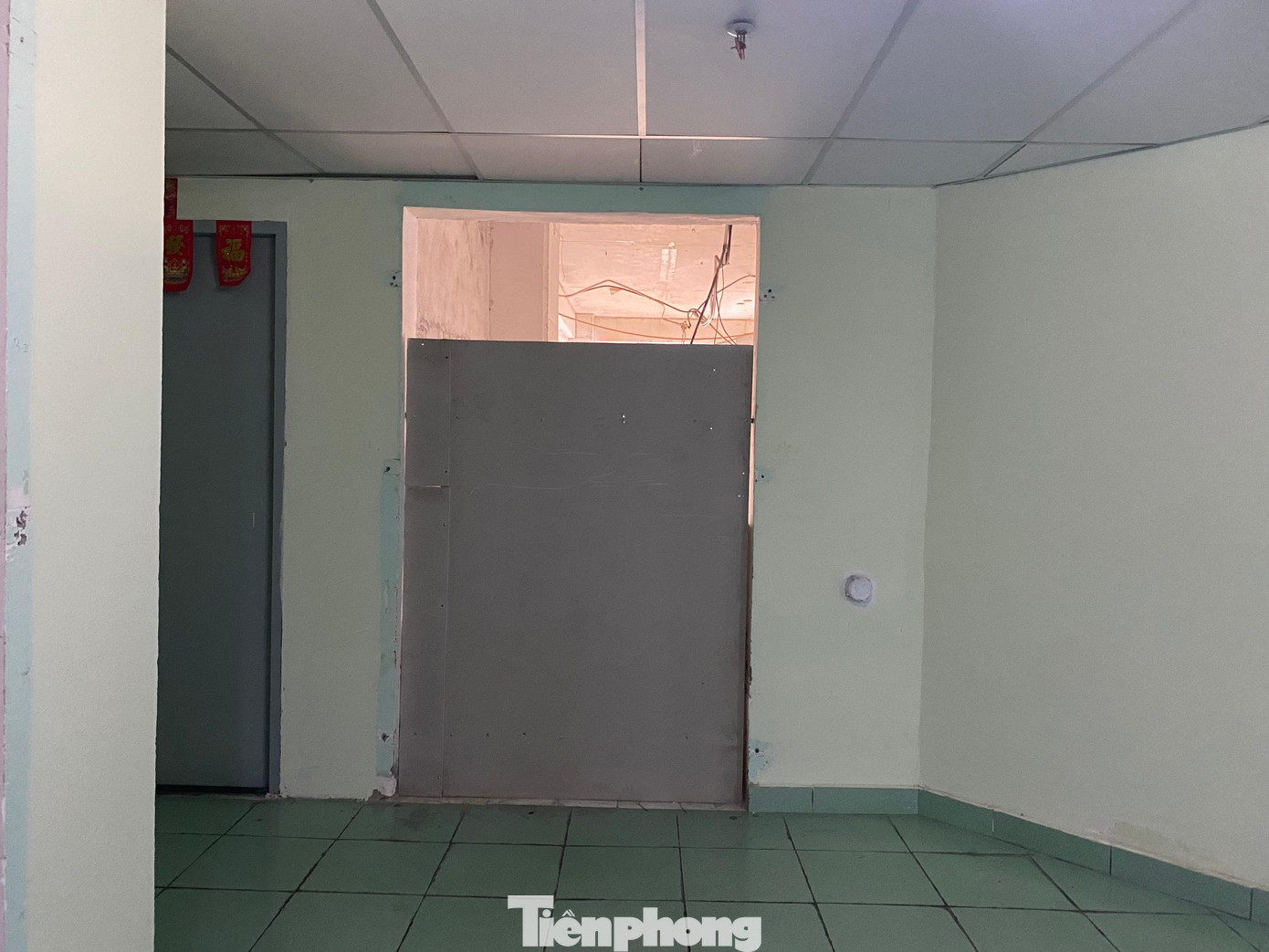 Các cửa được che chắn tạm bợ.