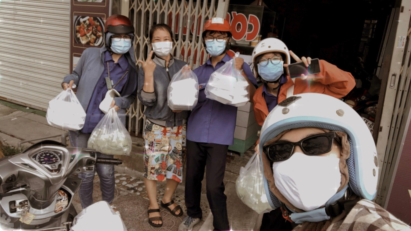 Hoạt động đi chợ giúp bà con ở TP.Vũng Tàu đang nhận được rất nhiều lời khen ngợi của người dân. Hoạt động đi chợ giúp bà con ở TP.Vũng Tàu đang nhận được rất nhiều lời khen ngợi của người dân.