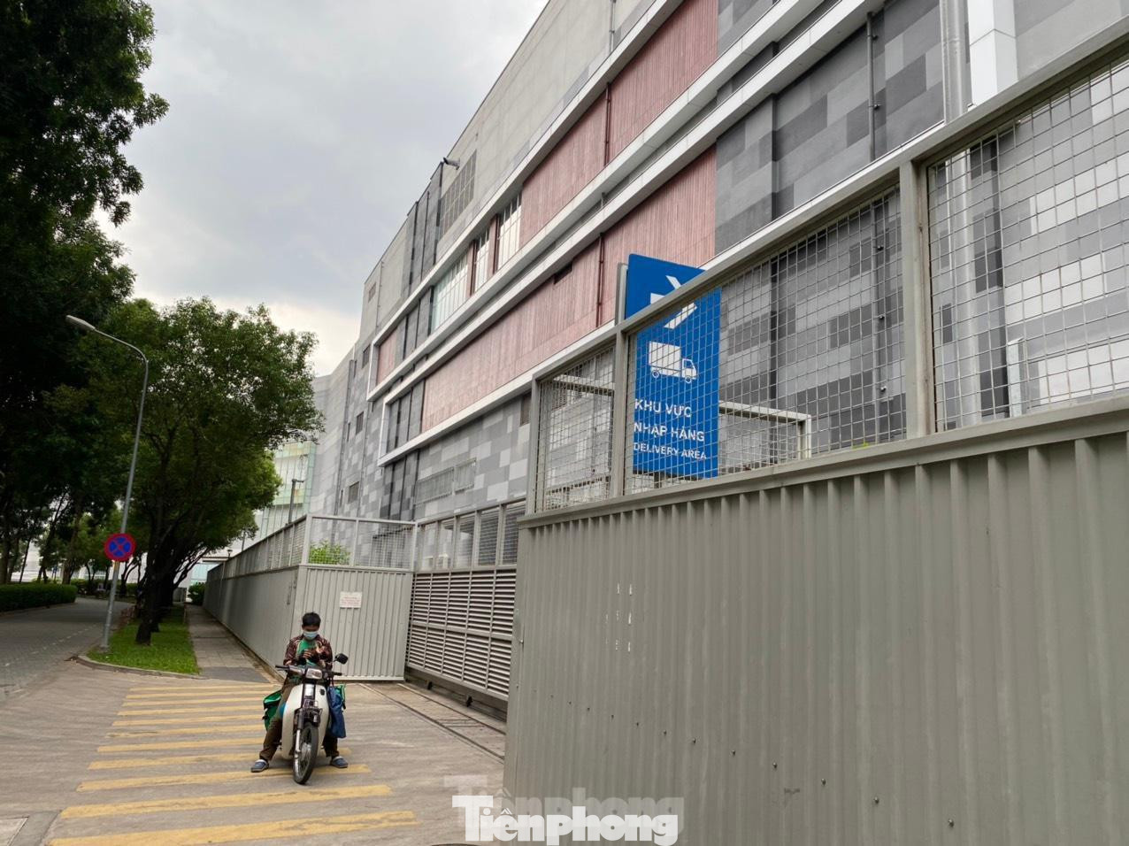 Cổng nhập hàng hóa vào siêu thị cũng bị đóng.