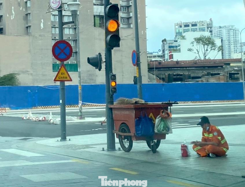 Một công nhân vệ sinh nghỉ ngơi giờ trưa trên vỉa hè. Một công nhân vệ sinh nghỉ ngơi giờ trưa trên vỉa hè.