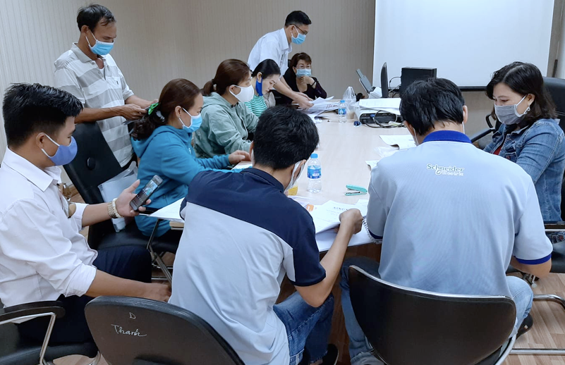 Trong buổi làm việc với cư dân, phía ABBank nói rằng mình cũng là nạn nhân. Trong buổi làm việc với cư dân, phía ABBank nói rằng mình cũng là nạn nhân.