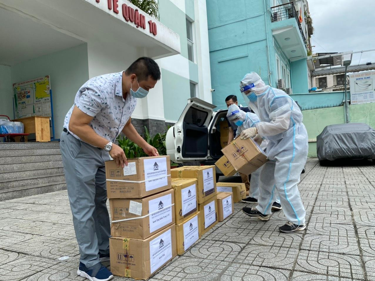 Hiệp hội Xây dựng và Vật liệu Xây dựng TPHCM (SACA) tặng 4.000 túi thuốc điều trị cho bệnh nhân dương tính với SARS-CoV-2 và 7.500 khẩu trang y tế.