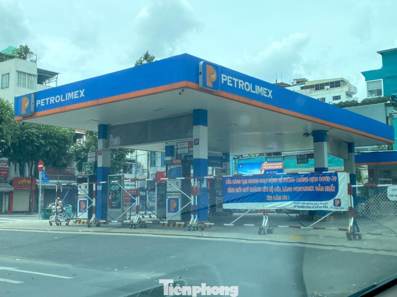 Hàng loạt cửa hàng xăng dầu của Petrolimex cũng đóng cửa. Hàng loạt cửa hàng xăng dầu của Petrolimex cũng đóng cửa.