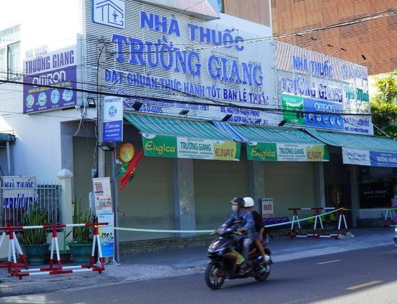 Nhà thuốc Trường Giang, nơi nữ bác sĩ nghi mắc COVID-19 mua thuốc đã bị phong tỏa. Nhà thuốc Trường Giang, nơi nữ bác sĩ nghi mắc COVID-19 mua thuốc đã bị phong tỏa.