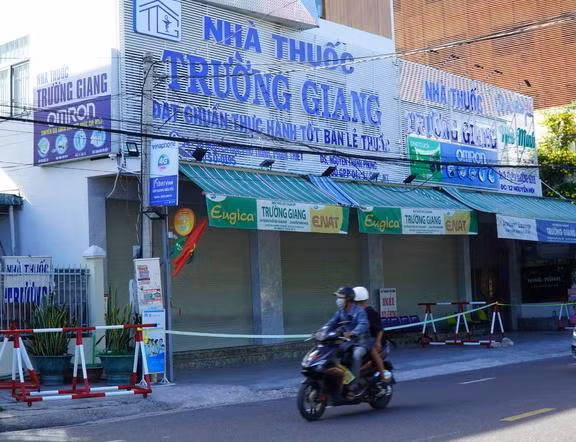 Nhà thuốc Trường Giang, nơi nữ bác sĩ nghi mắc COVID-19 mua thuốc đã bị phong tỏa.