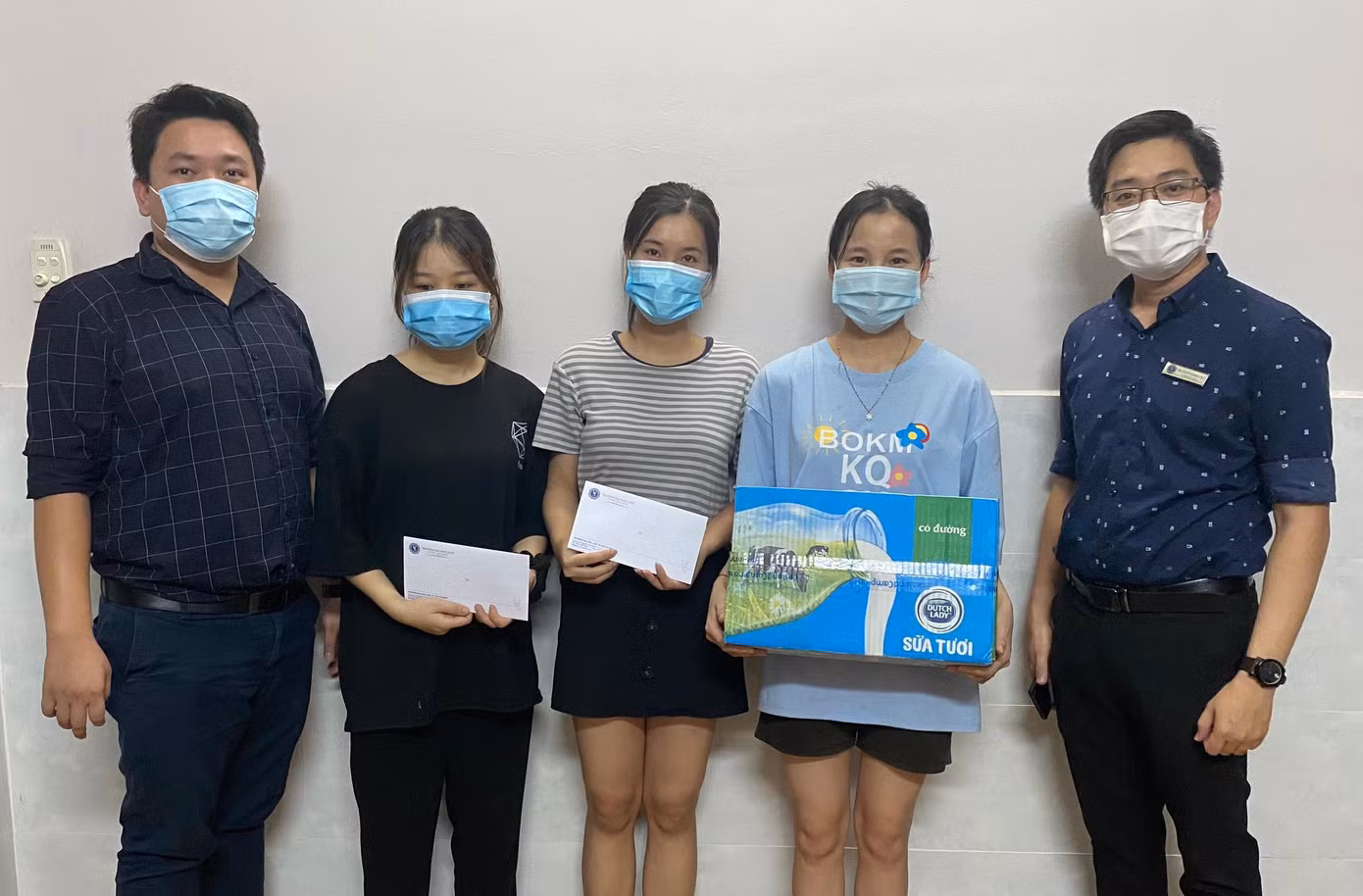 Sinh viên trường ĐH Luật TP. HCM nhận hỗ trợ của nhà trường.
