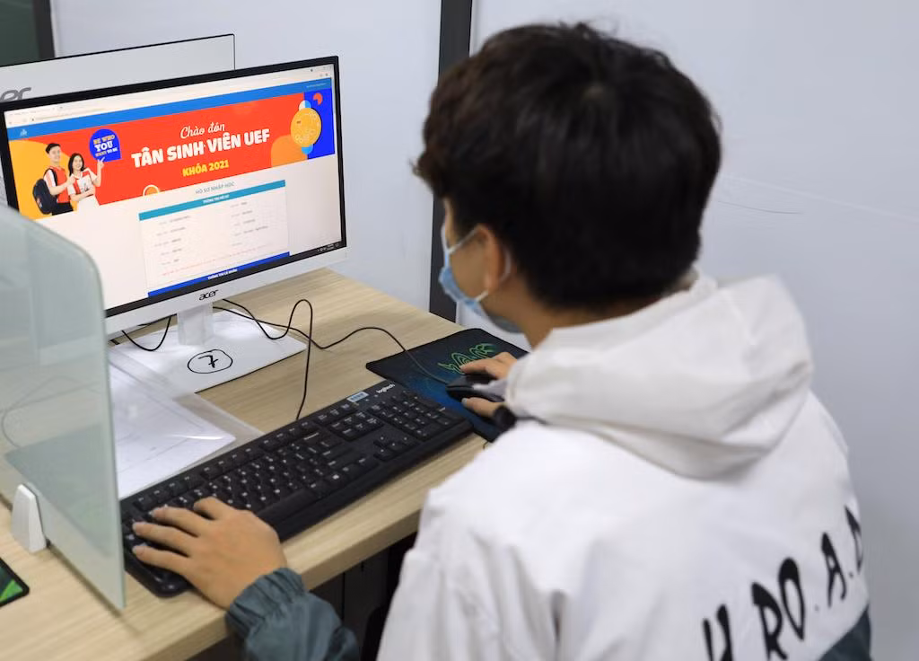 Trường ĐH Kinh tế Tài chính TP. HCM cho tân sinh viên nhập học trực tuyến vì dịch COVID-19.
