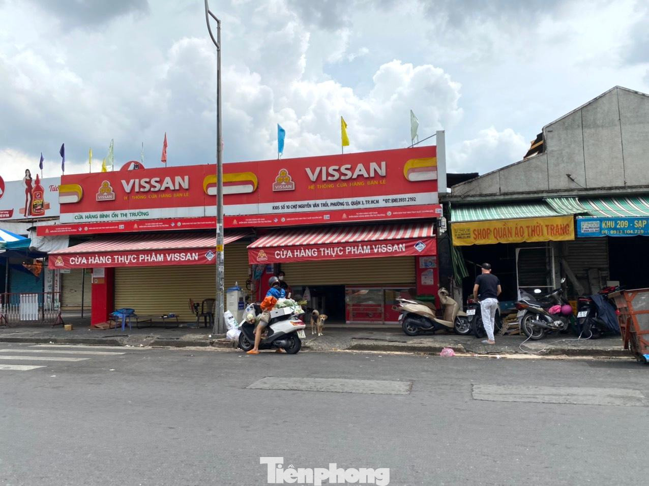 Một số cửa hàng, siêu thị bán hàng thiết yếu cũng đóng cửa trong ngày hôm nay. Một số cửa hàng, siêu thị bán hàng thiết yếu cũng đóng cửa trong ngày hôm nay.