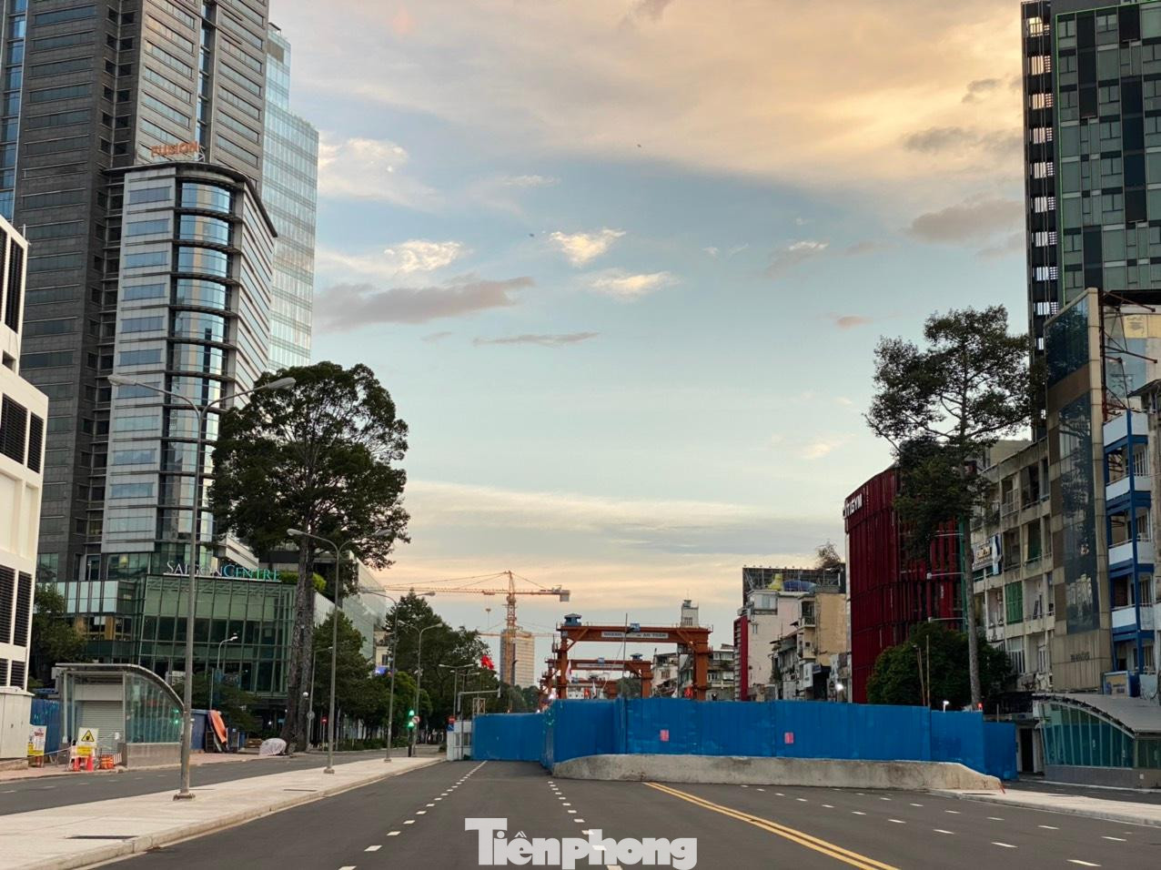 Công trường thi công tuyến metro Bến Thành-Suối Tiên cũng đã tạm ngưng làm việc.