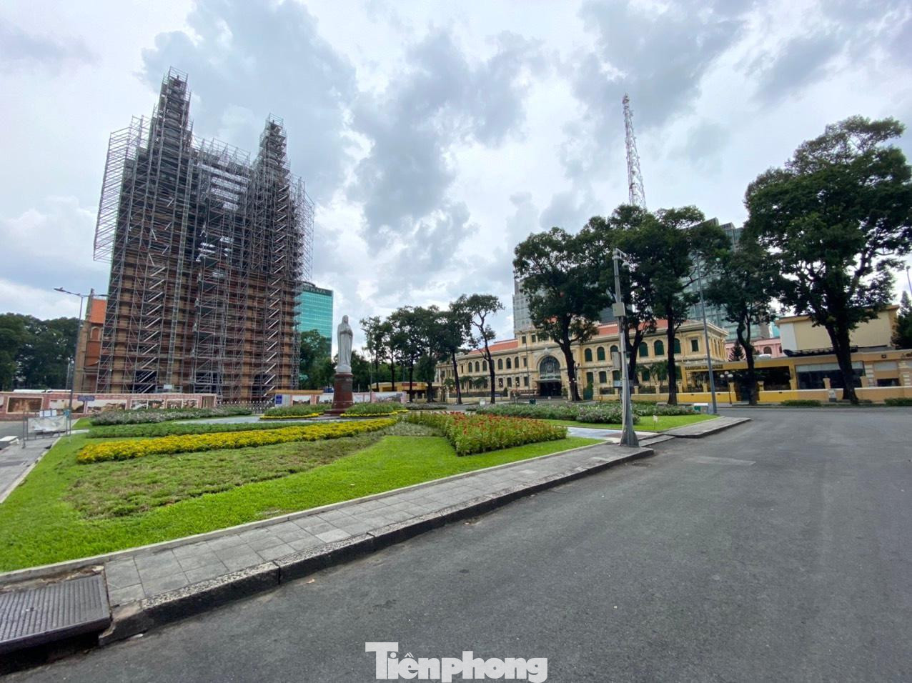 Khu vực nhà thờ Đức Bà, quận 1 vắng lặng. Khu vực nhà thờ Đức Bà, quận 1 vắng lặng.