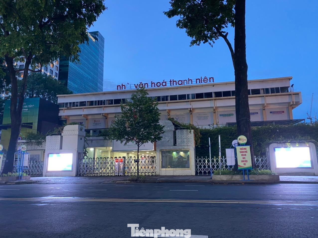 Nhà Văn hóa Thanh niên cũng vắng vẻ.