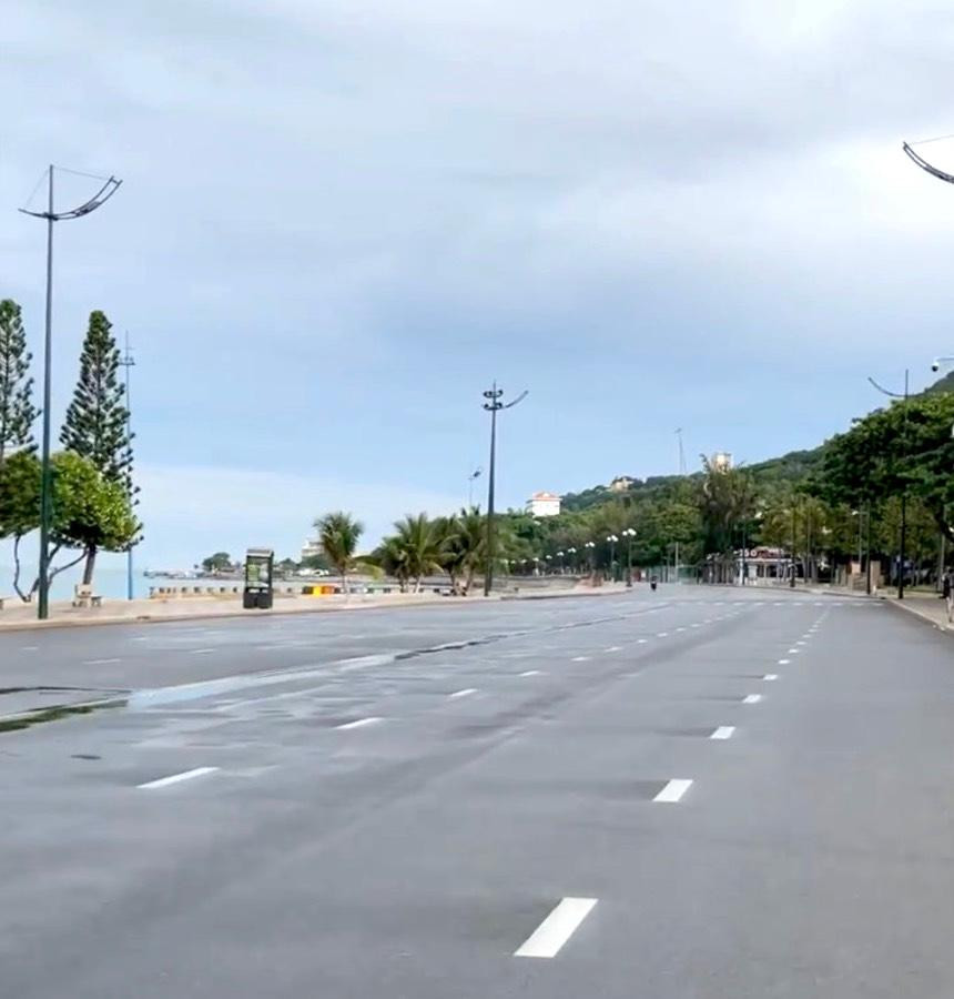 Bãi biển không một bóng người.