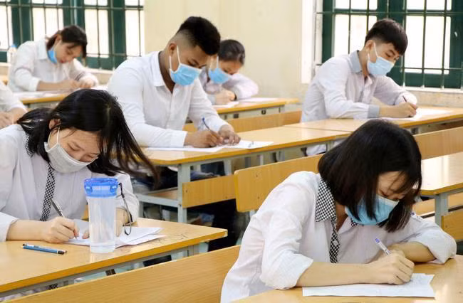Thí sinh luôn kiểm tra và bảo đảm sức khỏe, đo thân nhiệt trước khi đi thi, khai báo y tế tại nhà trước các buổi thi.