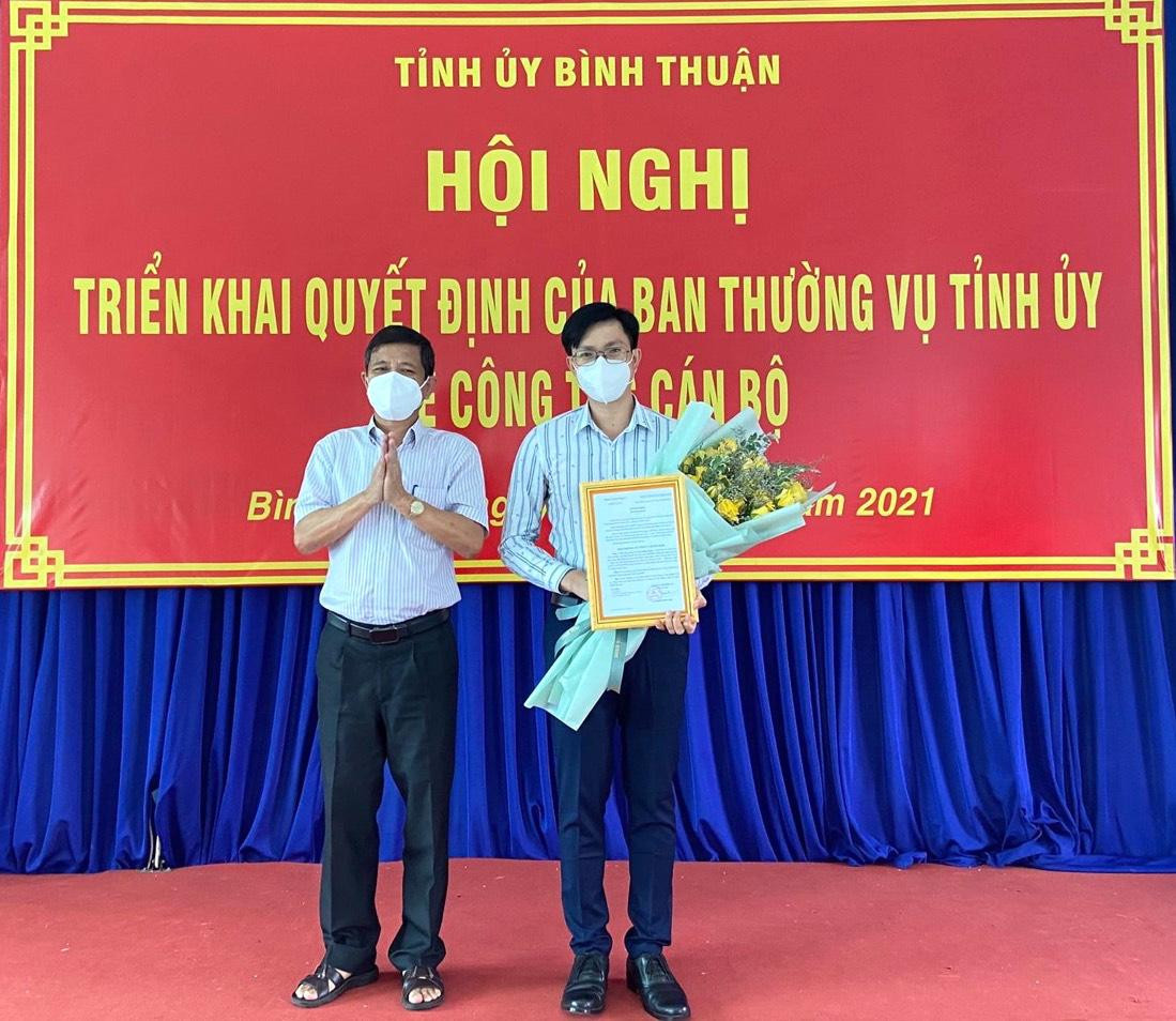 Ông Nguyễn Thanh Nam, Trưởng Ban Tổ chức Tỉnh ủy Bình Thuận trao quyết định và tặng hoa cho anh Lâm Hồng Tuyên.