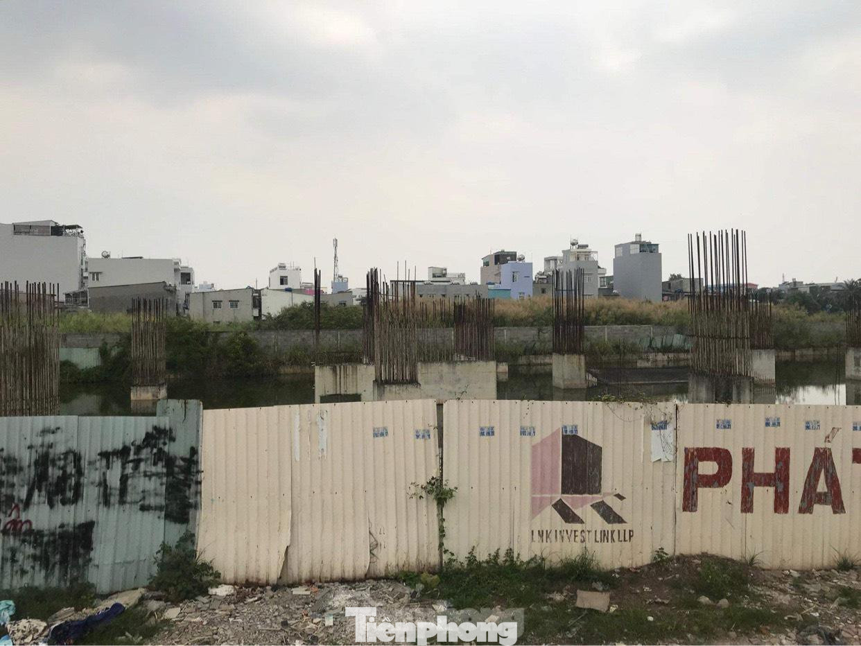 Dự án chung cư Vạn Hưng Phát dừng thi công từ năm 2011. Dự án chung cư Vạn Hưng Phát dừng thi công từ năm 2011.