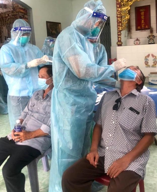 Sinh viên khoa Y, ĐHQG TP. HCM thực hiện lấy mẫu tầm soát COVID-19. Ảnh: khoa Y.