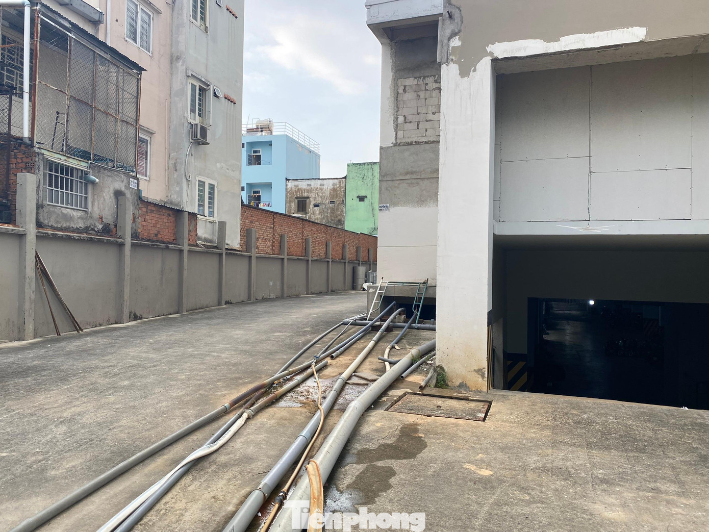 Ống nước ngổn ngang ở dưới sàn.