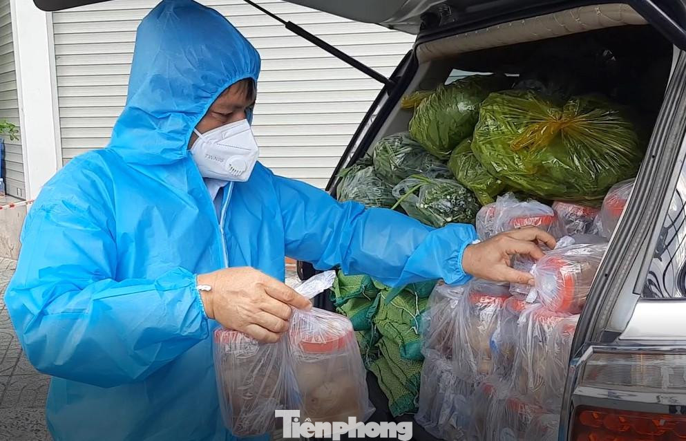 Danh sách những nơi cần cứu trợ cứ dài thêm nhưng các mạnh thường quân, các nhóm từ thiện cũng bắt đầu đuối cả sức lực lẫn nguồn lực vì thời gian giãn cách quá dài, người cần giúp đỡ quá lớn. Danh sách những nơi cần cứu trợ cứ dài thêm nhưng các mạnh thường quân, các nhóm từ thiện cũng bắt đầu đuối cả sức lực lẫn nguồn lực vì thời gian giãn cách quá dài, người cần giúp đỡ quá lớn.