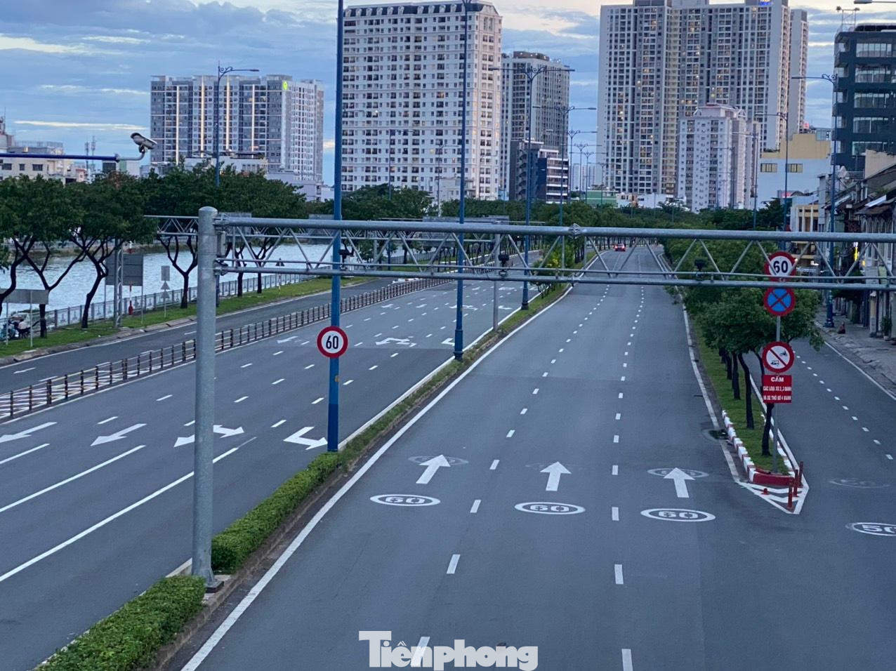 Đường Võ Văn Kiệt rộng 10 làn xe những ngày này càng thêm... thênh thang.
