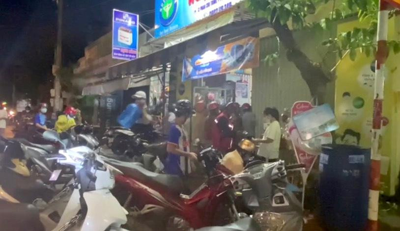 Quán tạp hóa cũng đông nghẹt người. Ảnh: Thanh Phong.