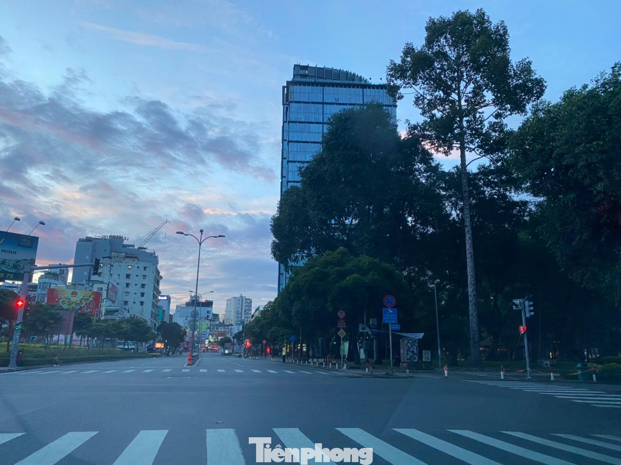 Ngay trung tâm quận 1, đường cũng vắng.