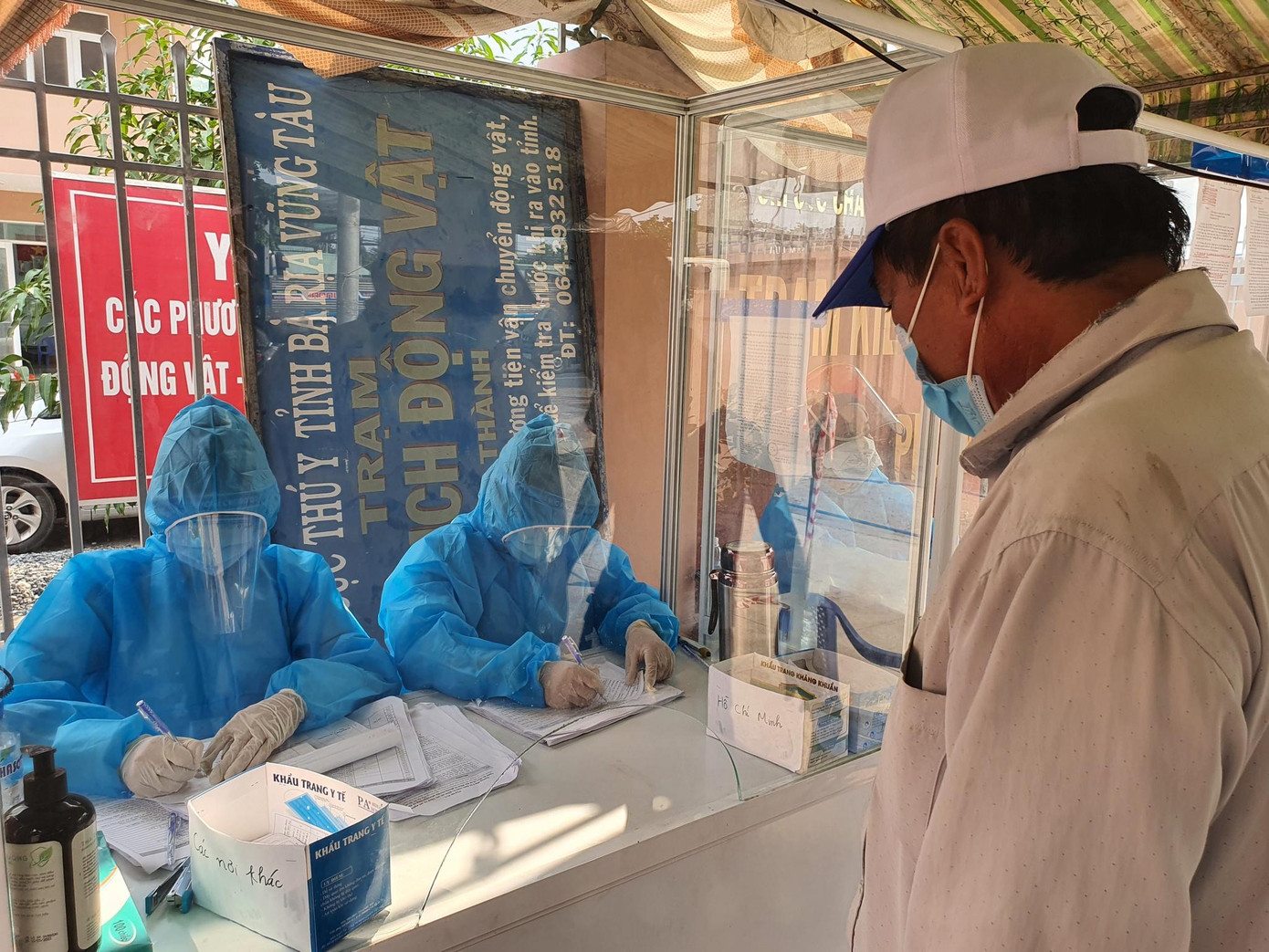 Lái xe đến Bà Rịa - Vũng Tàu phải có giấy chứng nhận xét nghiệm âm tính COVID-19. Ảnh: Nguyễn Long. Lái xe đến Bà Rịa - Vũng Tàu phải có giấy chứng nhận xét nghiệm âm tính COVID-19. Ảnh: Nguyễn Long.