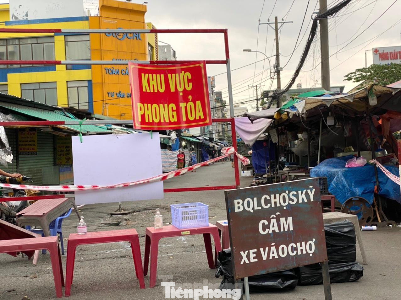 HCDC cho biết thêm với diễn biến của dịch bệnh COVID-19 tại chợ Sơn Kỳ, ngành y tế đã tổ chức lấy mẫu xét nghiệm khẩn diện rộng gồm 4 địa điểm với số lượng 30.000 mẫu cho người dân xung quanh khu chợ Sơn Kỳ.