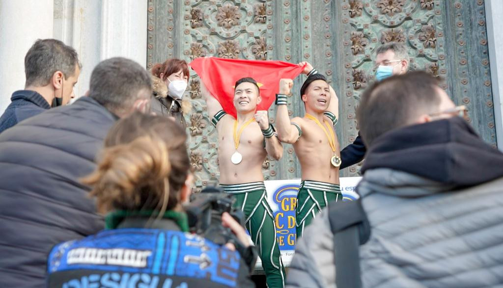 Anh em "hoàng tử xiếc" vui mừng khi xác lập kỷ lục Guinness mới tại Tây Ban Nha.