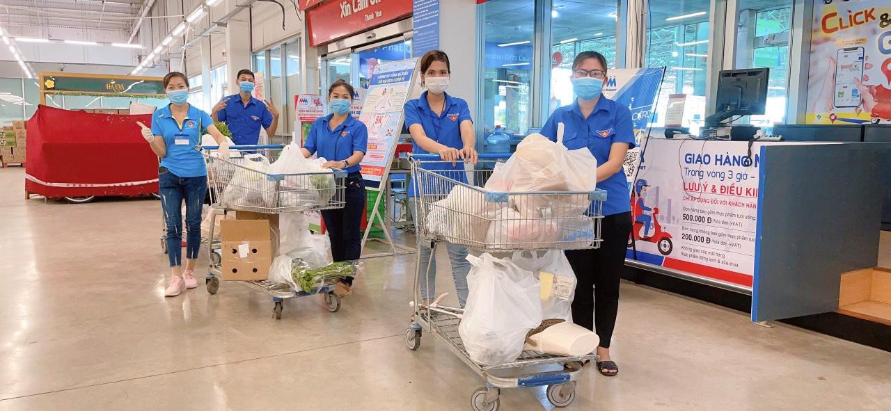 Nguyễn Thị Lan, Bí thư Đoàn khu phố 8, phường Rạch Dừa, TP.Vũng Tàu cho biết hôm nay đã đi chợ giúp 27 hộ dân trong khu vực phong tỏa. Hiện tại, đã nhận được 30 đơn đi chợ cho bà con ngày mai. Nguyễn Thị Lan, Bí thư Đoàn khu phố 8, phường Rạch Dừa, TP.Vũng Tàu cho biết hôm nay đã đi chợ giúp 27 hộ dân trong khu vực phong tỏa. Hiện tại, đã nhận được 30 đơn đi chợ cho bà con ngày mai.