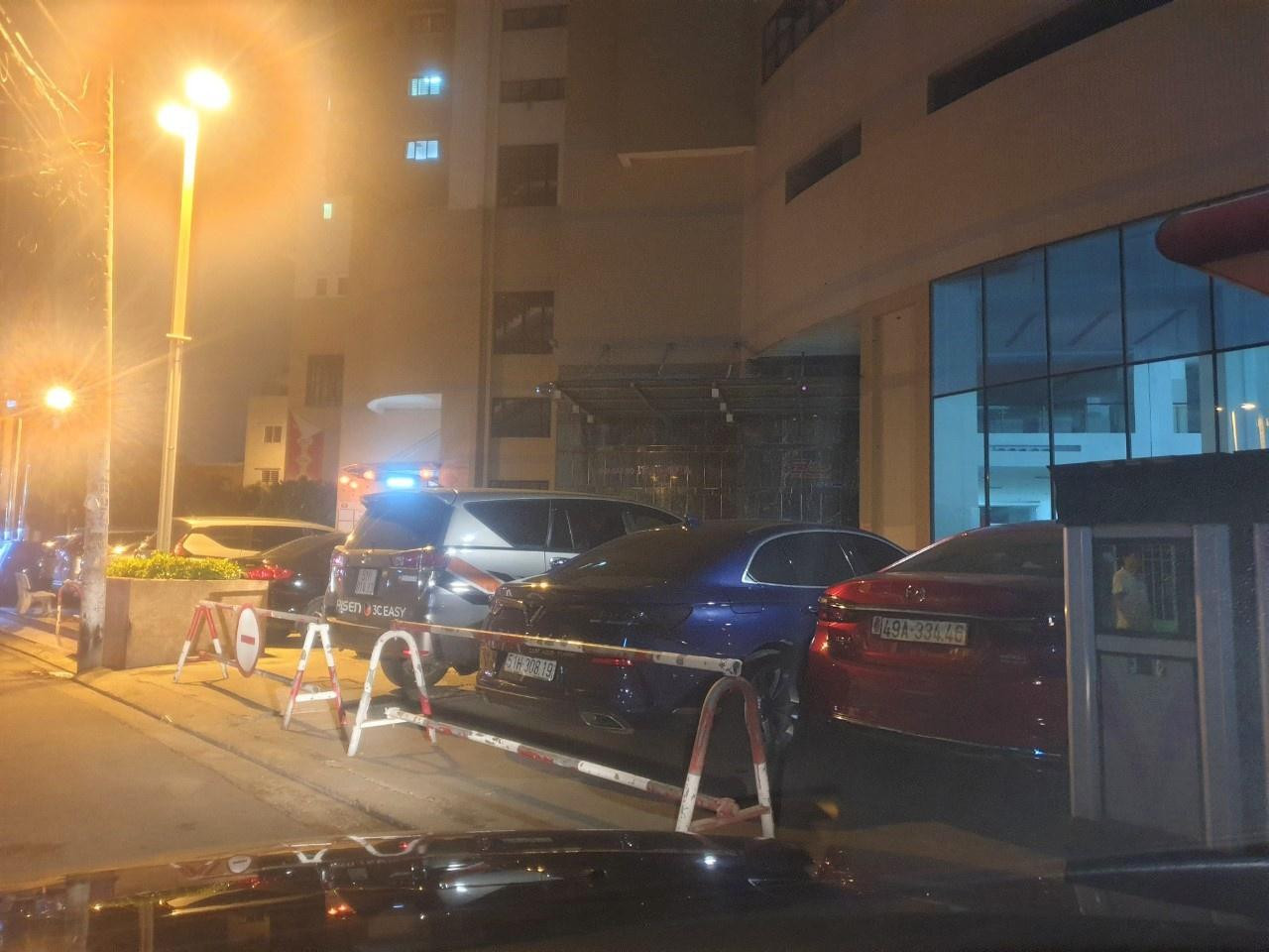 Theo phản ánh của một số cư dân, cổng vào chung cư cứ tối đến là được chắn để đỗ xe nhận từ người sống ngoài chung cư vào gửi.