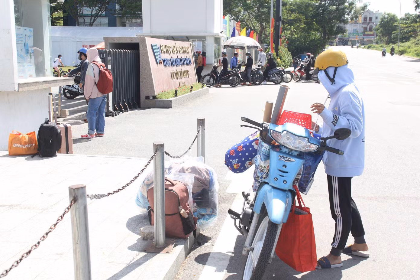 Sinh viên KTX ĐHQG TP. HCM rời khỏi phòng để làm khu cách ly tập trung.