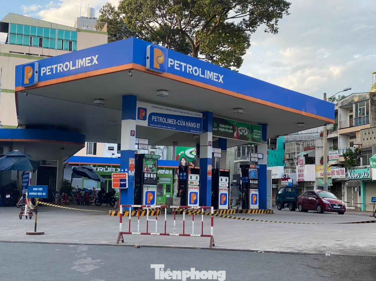 Một số cửa hàng xăng dầu cũng tạm ngưng bán hàng.