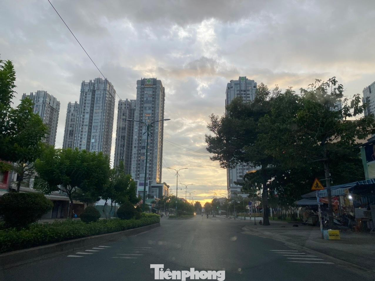 Theo ghi nhận, vừa bước qua mốc 18h, đường phố vắng lặng. Trên đường chỉ có xe cấp cứu, lực lượng làm nhiệm vụ phòng chống dịch, công nhân vệ sinh...