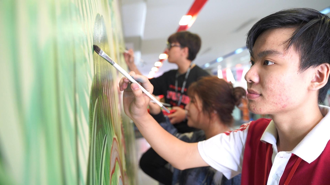 Sinh viên HIU vẽ những nét cọ đầu tiên cho công trình. Sinh viên HIU vẽ những nét cọ đầu tiên cho công trình.