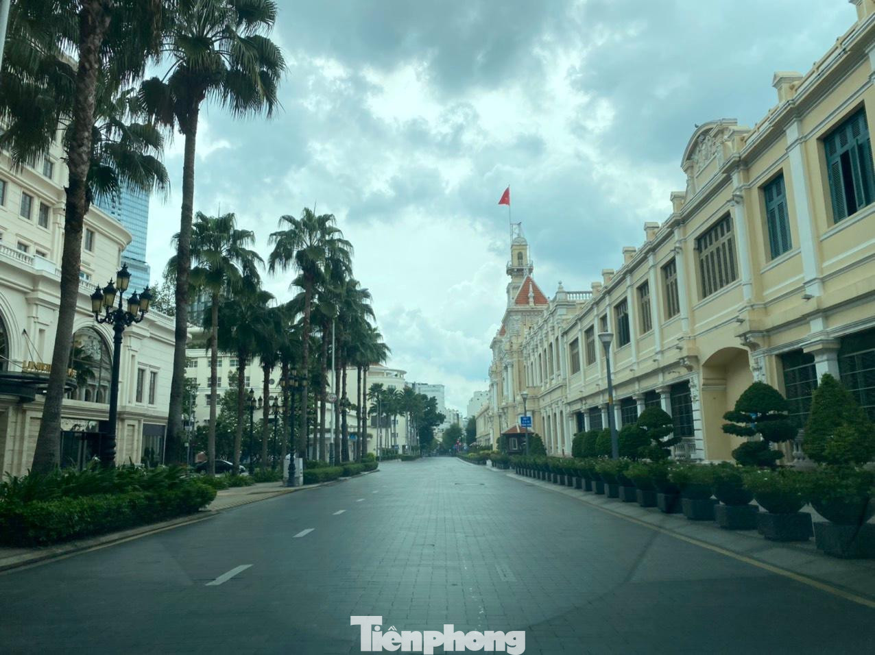 Để thực hiện các biện pháp siết chặt giãn cách xã hội theo Chỉ thị 16 của Thủ tướng Chính phủ, UBND TPHCM đã kêu gọi sự chung tay, góp sức của các lực lượng Y tế, Công an, Quân đội trong cả nước tăng cường hỗ trợ. Để thực hiện các biện pháp siết chặt giãn cách xã hội theo Chỉ thị 16 của Thủ tướng Chính phủ, UBND TPHCM đã kêu gọi sự chung tay, góp sức của các lực lượng Y tế, Công an, Quân đội trong cả nước tăng cường hỗ trợ.