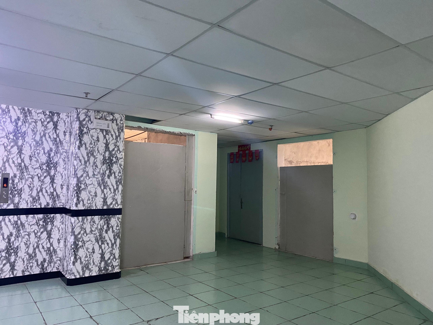 Người dân xót của nên kéo nhau vào ở, bất chấp nguy hiểm đến tính mạng.