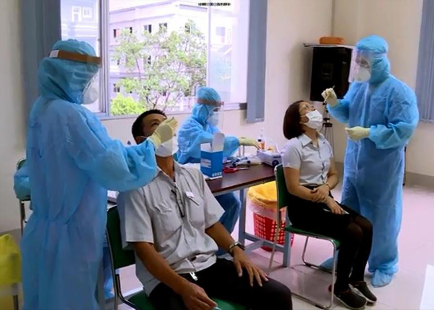 Lấy mẫu xét nghiệm trong Khu chế xuất Tân Thuận.