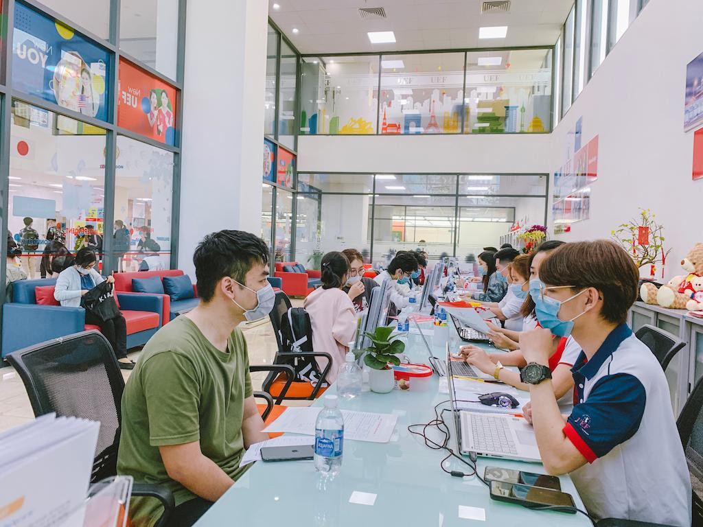 Thí sinh Phú Yên nhận giấy chứng nhận tốt nghiệp tạm thời tại nhà. Thí sinh Phú Yên nhận giấy chứng nhận tốt nghiệp tạm thời tại nhà.