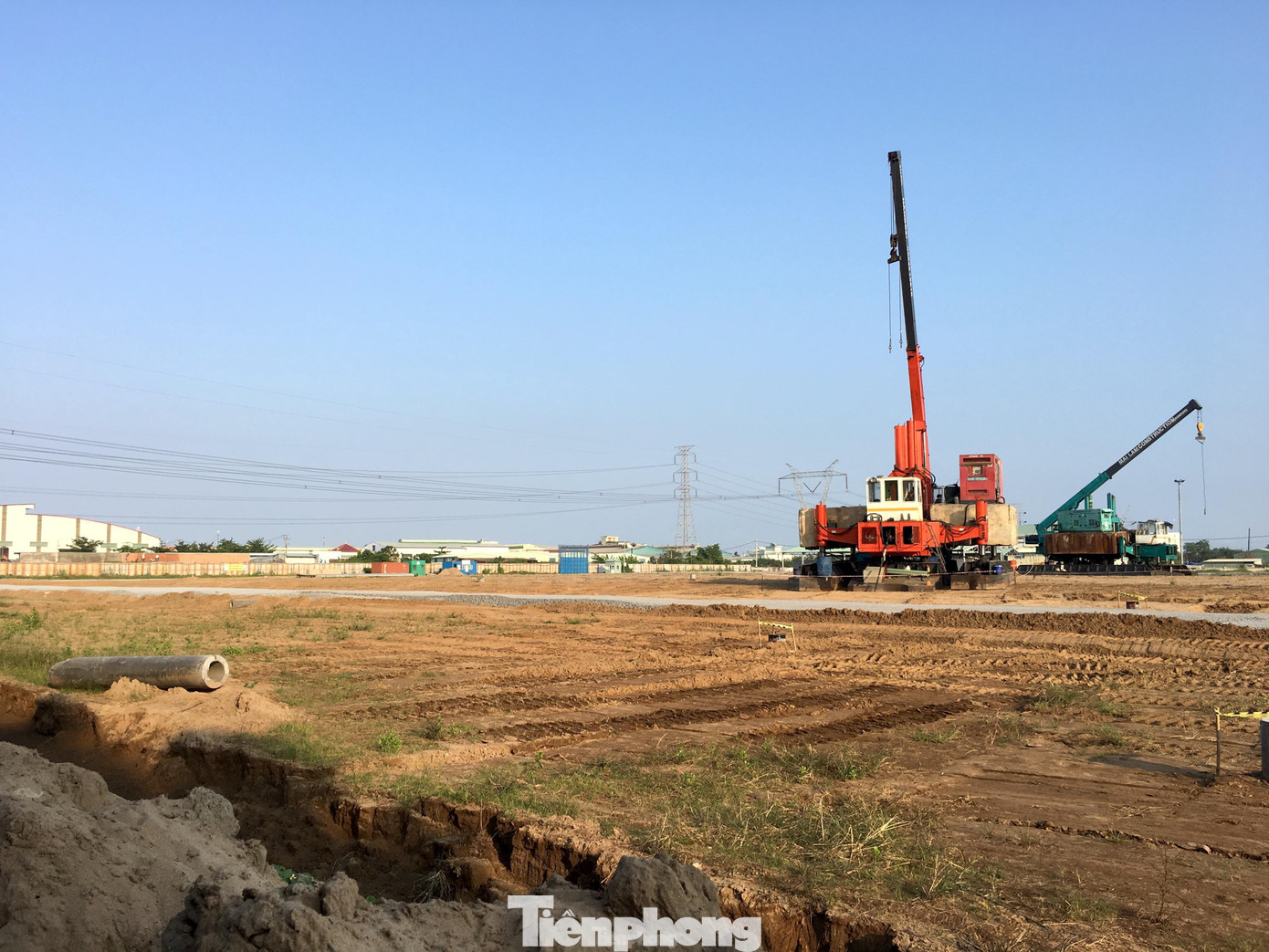 Theo quy hoạch, cảng Phú Định có tổng diện tích hơn 64ha gồm bến sà lan, hệ thống kho bãi và nhiều công trình khác được đầu tư, trang bị hiện đại, có khả năng tiếp nhận, trung chuyển lên đến 2,5 triệu tấn hàng hóa các loại một năm vào 2020.