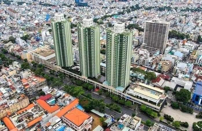 Chung cư Thuận Kiều Plaza có địa chỉ tại số 190 Hồng Bàng, phường 2, quận 5, TPHCM, gồm 3 block thẳng đứng cao 33 tầng với hàng trăm nhà ở, phòng chức năng.