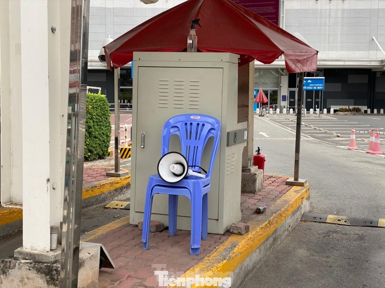 Siêu thị Aeon Mall Tân Phú Celadon phát loa không nhận khách vào mua sắm.