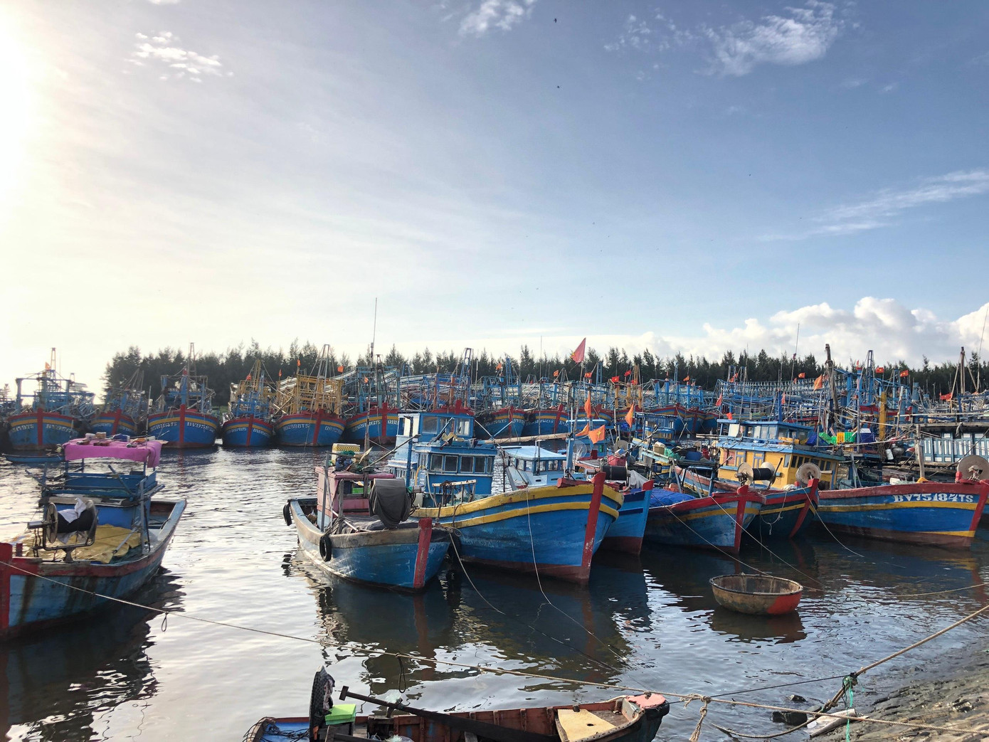 Hơn 2 tháng nay, nhiều tàu thuyền của ngư dân ở Bà Rịa-Vũng Tàu phải nằm bờ vì giãn cách xã hội. Hơn 2 tháng nay, nhiều tàu thuyền của ngư dân ở Bà Rịa-Vũng Tàu phải nằm bờ vì giãn cách xã hội.