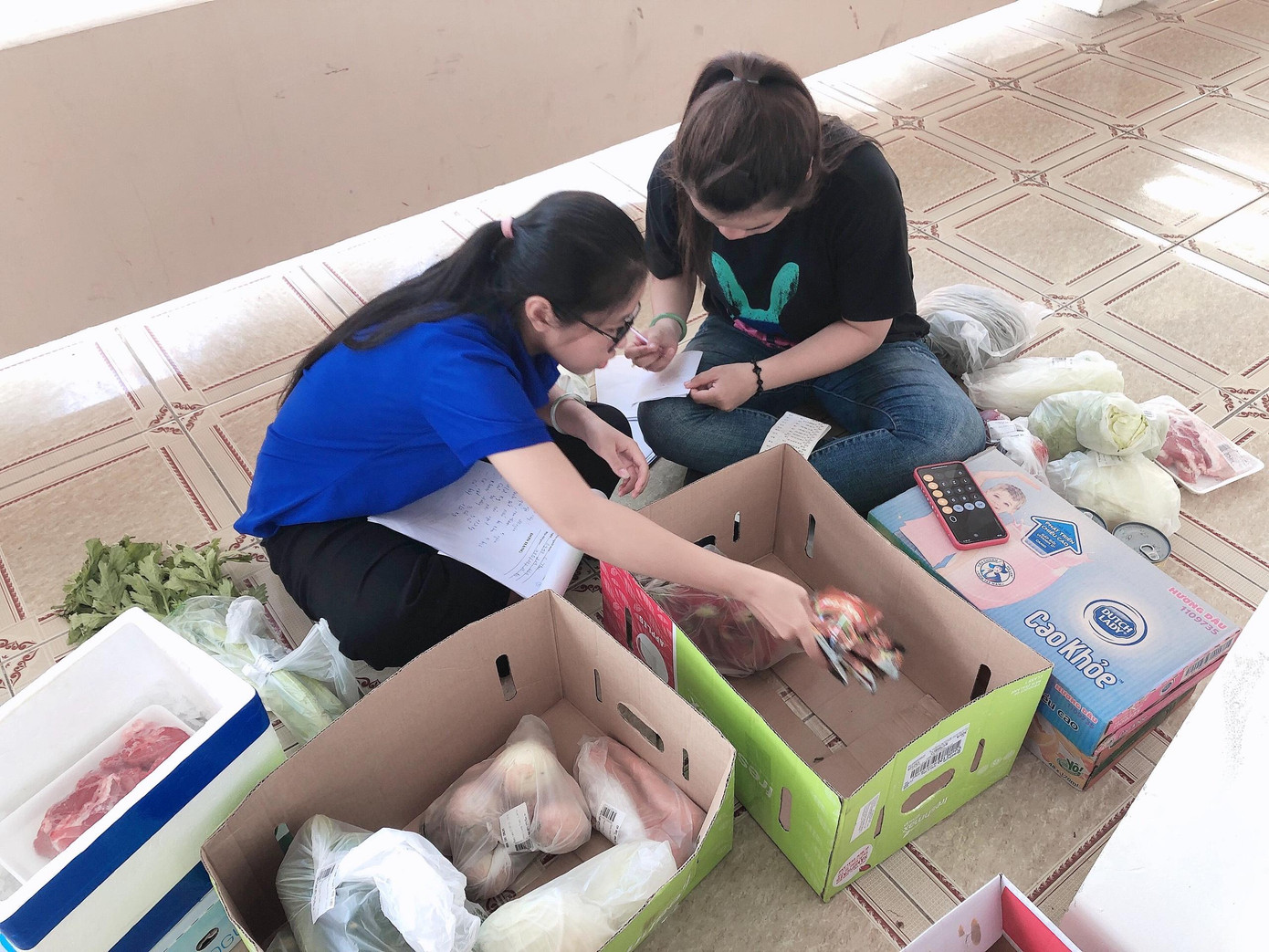 Công việc đi chợ mua thực phẩm được các bạn Đoàn viên triển khai từ 7 giờ sáng đến 17 giờ chiều hàng ngày. Trong ngày, các bạn còn hỗ trợ người dân mua những mặt hàng cần thiết khác. Công việc đi chợ mua thực phẩm được các bạn Đoàn viên triển khai từ 7 giờ sáng đến 17 giờ chiều hàng ngày. Trong ngày, các bạn còn hỗ trợ người dân mua những mặt hàng cần thiết khác.